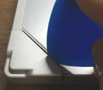 レッツノートCF-R9無線LANのフタにヘラを入れる