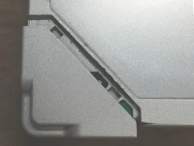 レッツノートCF-R9無線LANのフタにヘラで隙間を作ったところ