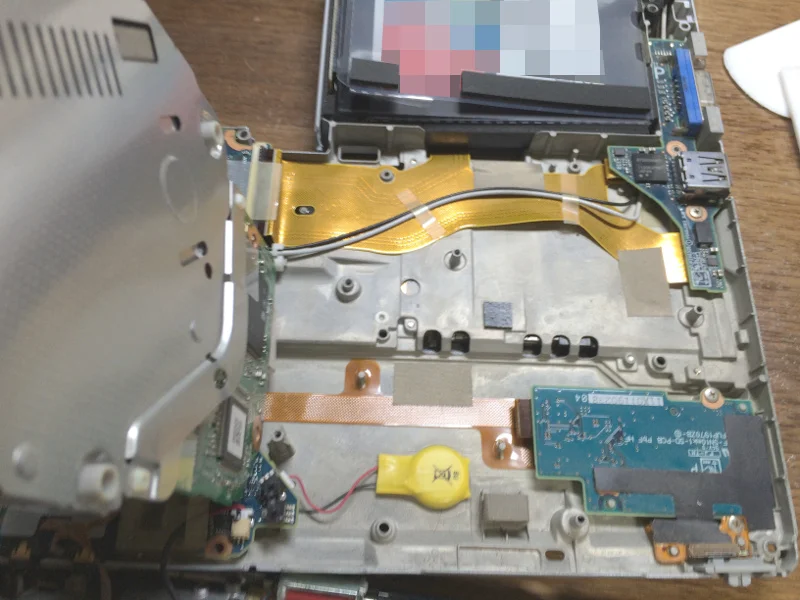 レッツノートCF-S10でDVDドライブを持ち上げたところ