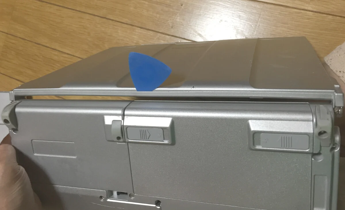 レッツノートCF-S10でモニター枠をはめる時は最初に下部をしっかりはめる