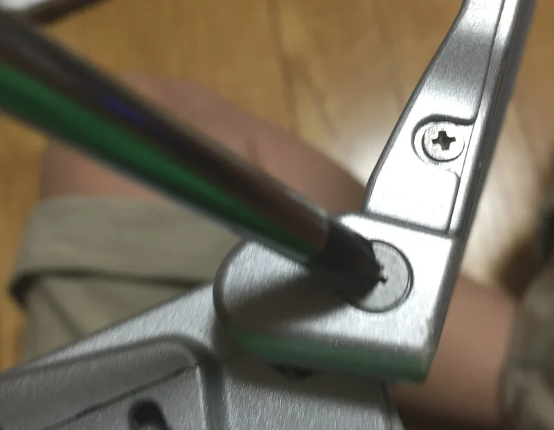 レッツノートCF-S10でヒンジ横のカバーをはずす