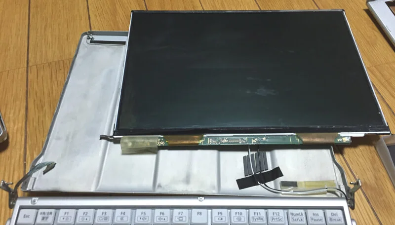 レッツノートCF-S10の液晶モニターが本体からはずれたところ