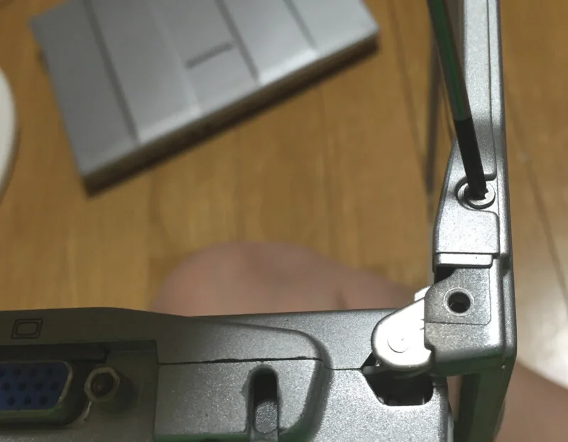 レッツノートCF-S10でモニター側面のネジをはずす