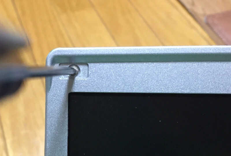 レッツノートCF-S10でモニター枠TOPのゴムパッキン下のネジをはずす