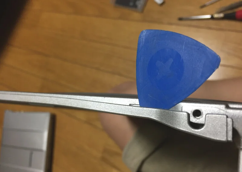 レッツノートCF-S10でモニター枠をはずすために側面にヘラを差し込む