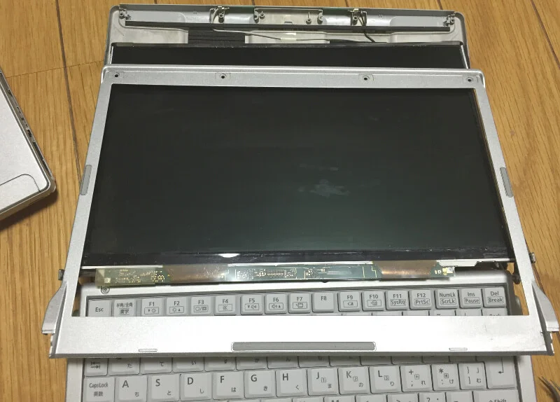 レッツノートCF-S10でモニター枠をはずしたところ