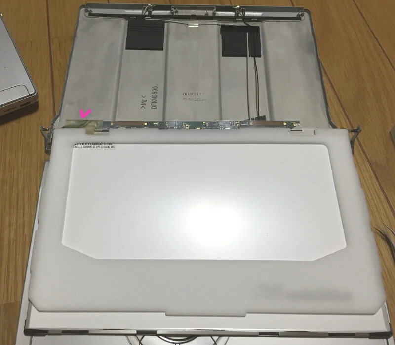 レッツノートCF-S10で液晶モニターを手前に引っ繰り返したところ