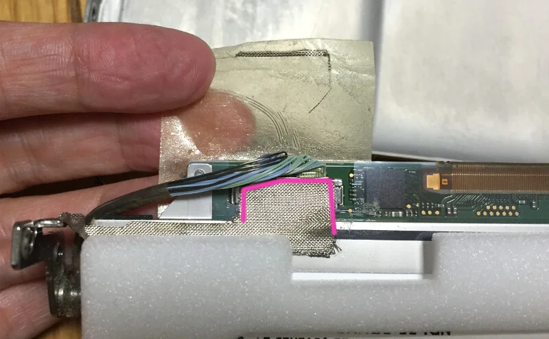 レッツノートCF-S10で液晶モニター裏のケーブル差込口