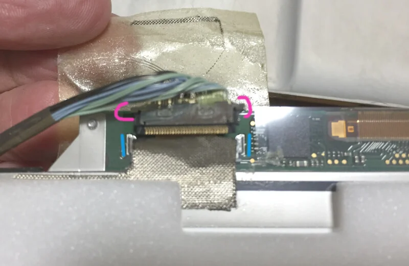 レッツノートCF-S10のモニターケーブルを外したところ