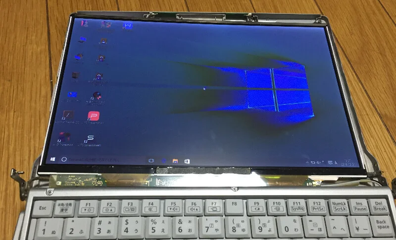 レッツノートCF-S10で液晶がきちんとうつるか、モニター枠をはめる前に確認