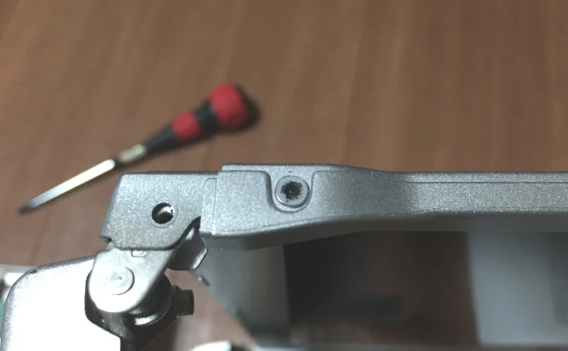 レッツノートCF-S10でモニター枠側面のネジがなめていた