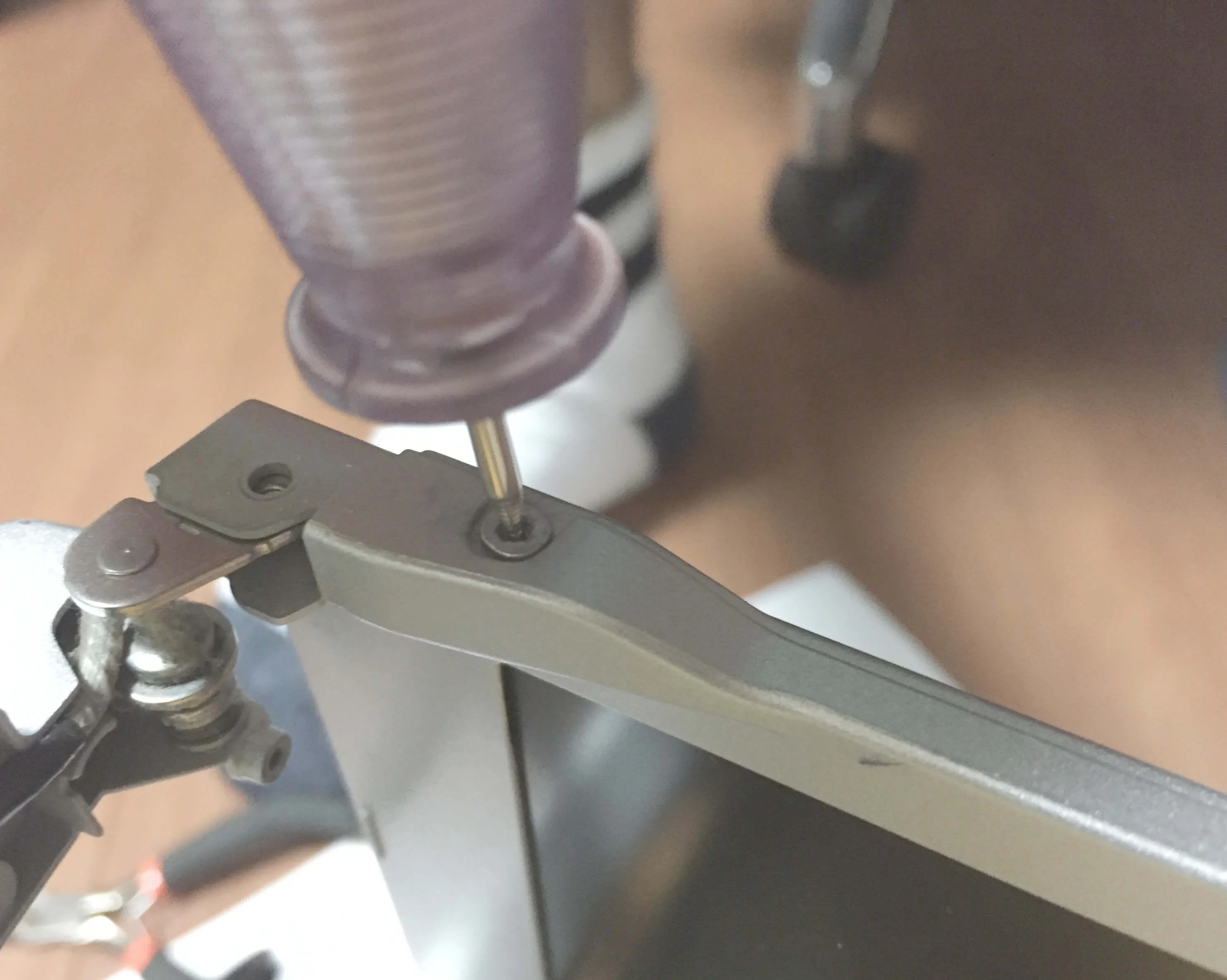 レッツノートCF-S10でモニター枠側面のネジなめ部分をルーターで削り出す