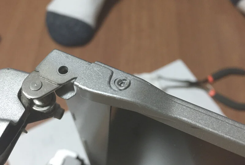 レッツノートのモニター枠側面のネジなめをルーターで削りだした