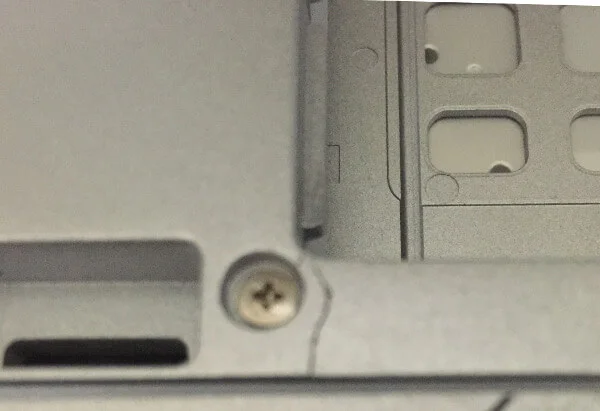 レッツノートCF-S10で底面中央に大きなひび割れ