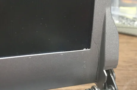 レッツノートCF-S10でモニター枠の端に割れ