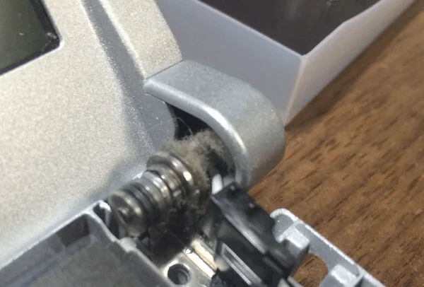 S9で埃がたまりやすいヒンジの裏