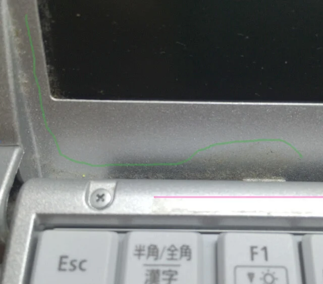 写真では見えない部分がシール痕だらけ、ねばっこい埃がこびりついてる