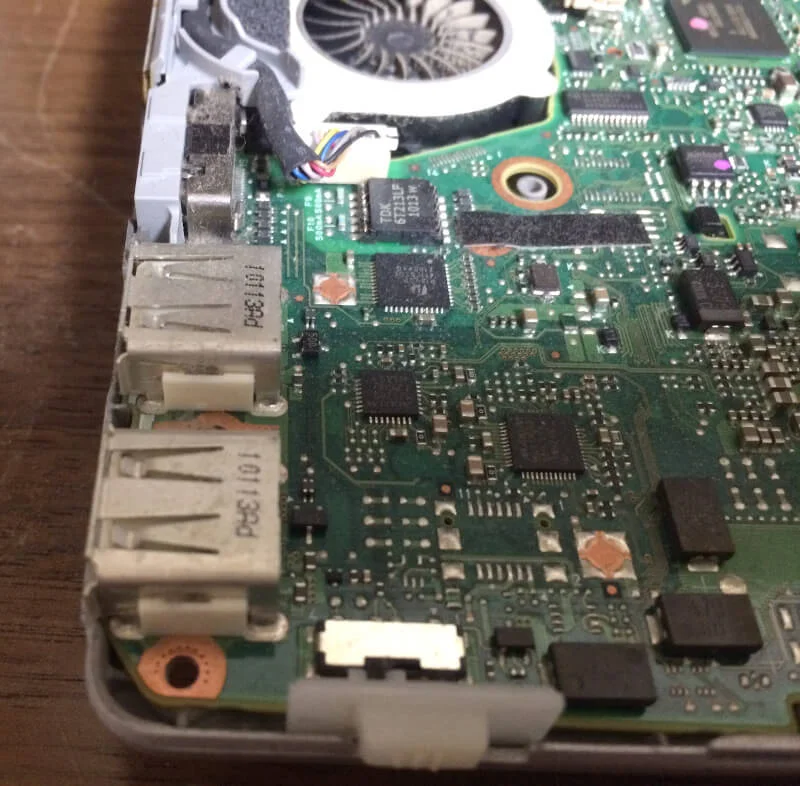 マザーボードはふつうに汚れてます