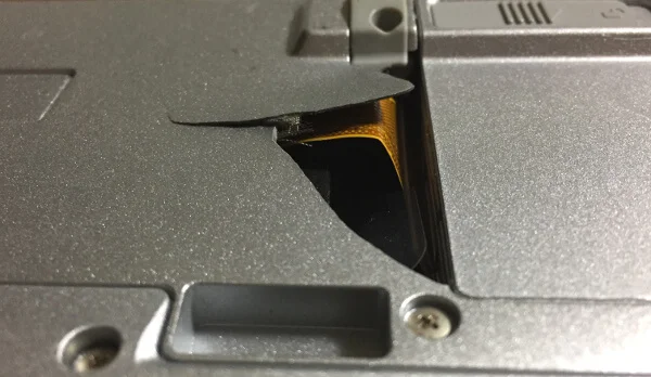 レッツノートCFS9で底面が割れてめくれている