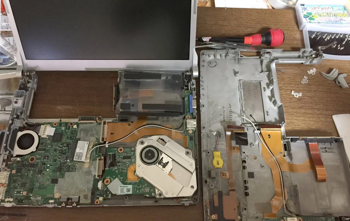 レッツノートCF-S9でほぼ新品の中古PCとジャンクの底面を合わせてニコイチに