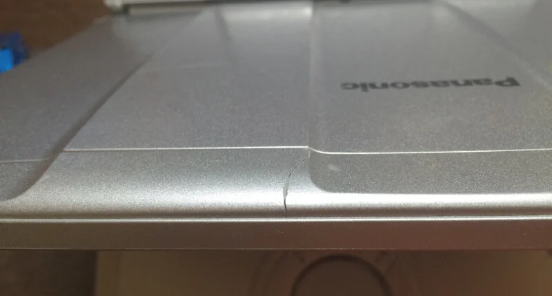 レッツノートCF-S10のジャンクPCで天板の割れ