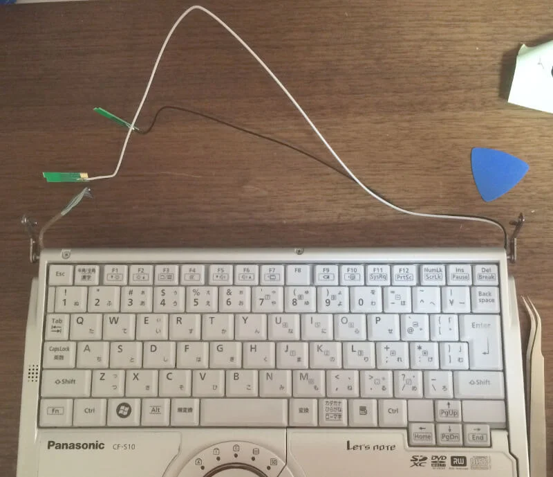 レッツノートCF-S10のジャンクPCで天板内側の無線LANアンテナを外したところ