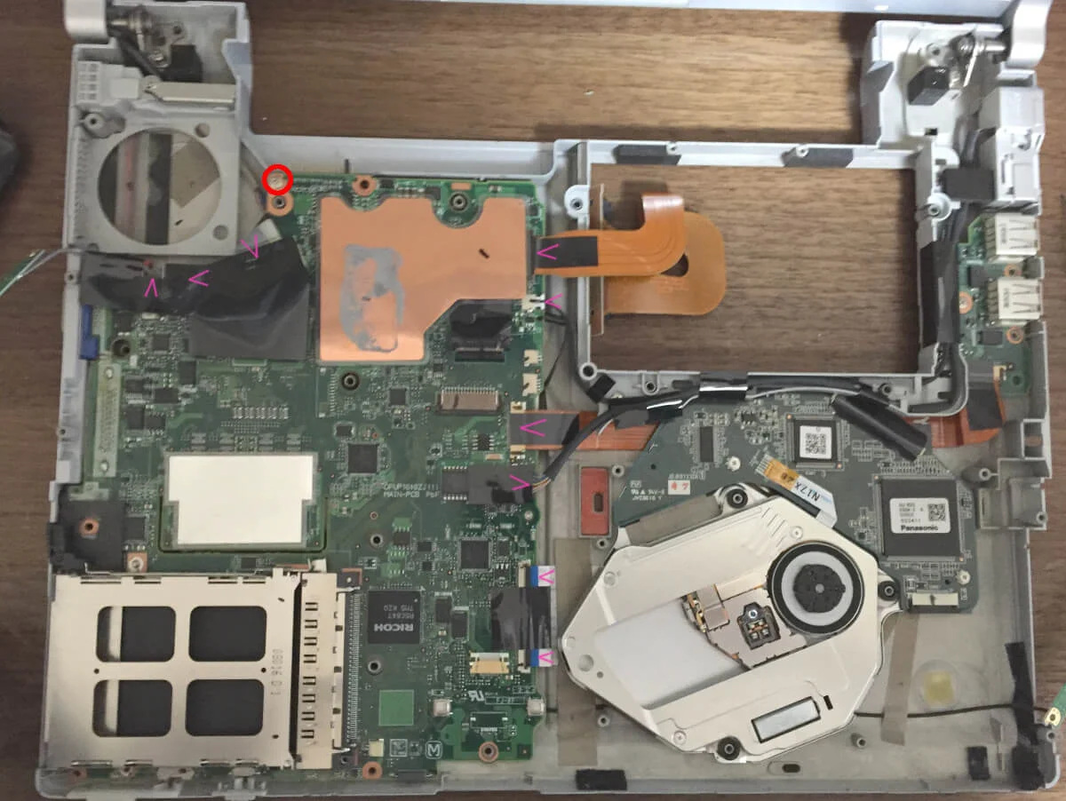 Let'sNote CF-Y7マザーボード上のケーブルを外す