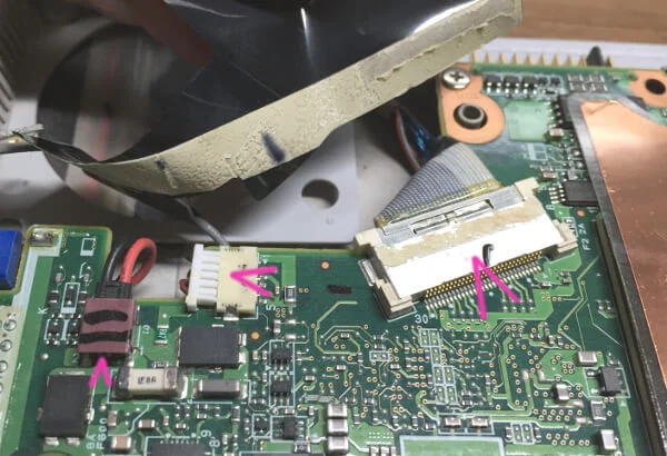 Let'sNote CF-Y7マザーボード上の隠れたケーブルとコネクター