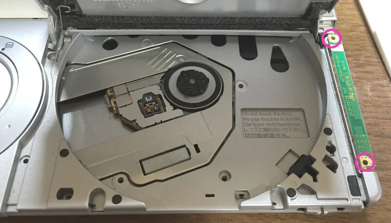 Let'sNote CF-Y7ドライブ横のカバーを外したところ