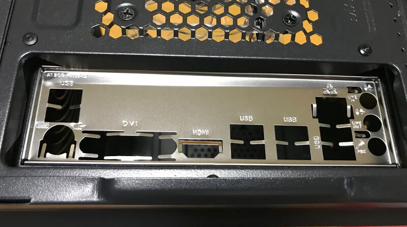 舞黒透のバックパネルをはめる