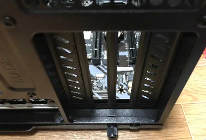 PCケースから使う部分の拡張スロットのフタを外す