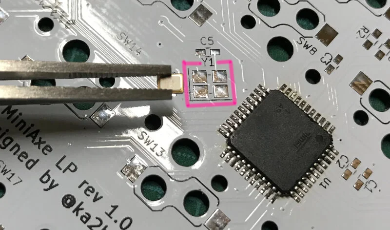 水晶発振子はMPUの隣にある【Y1】に設置