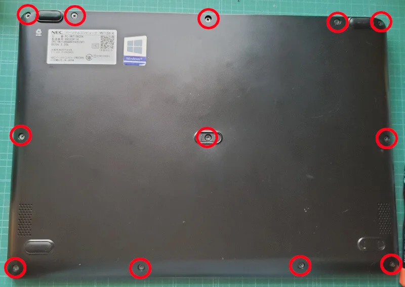 ノートパソコン「versa pro vkt13」を分解してSSDを換装する手順〜底面のネジを開ける