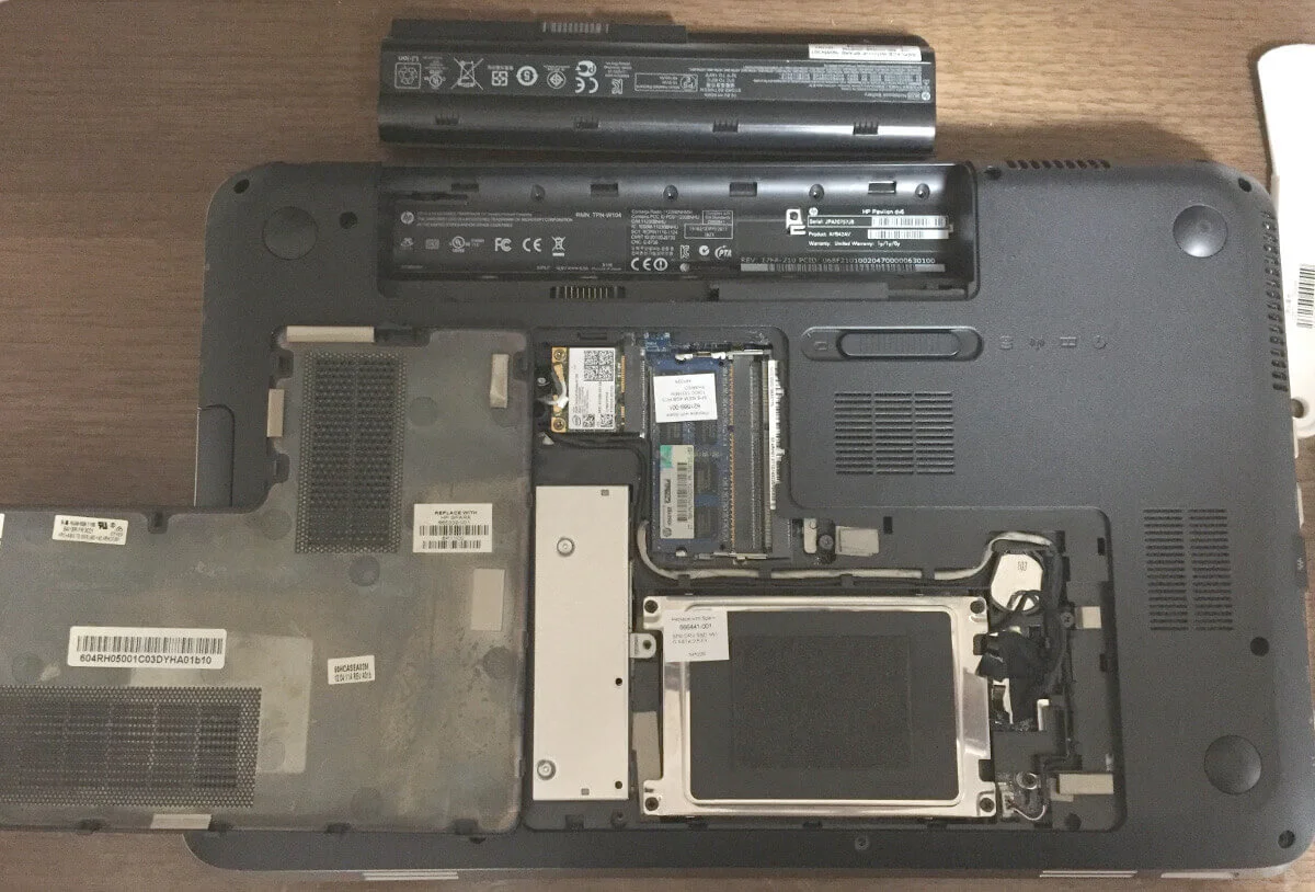 pavillion db6の底面のフタを開けたところ