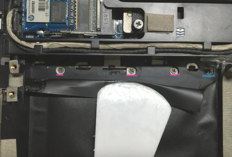 pavillion db6のHDDカバー下にあるネジ