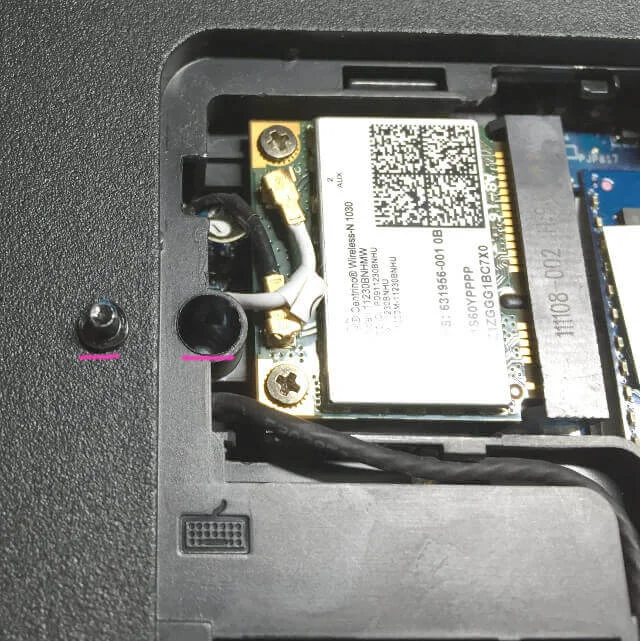pavillion db6無線LANモジュール脇のネジ