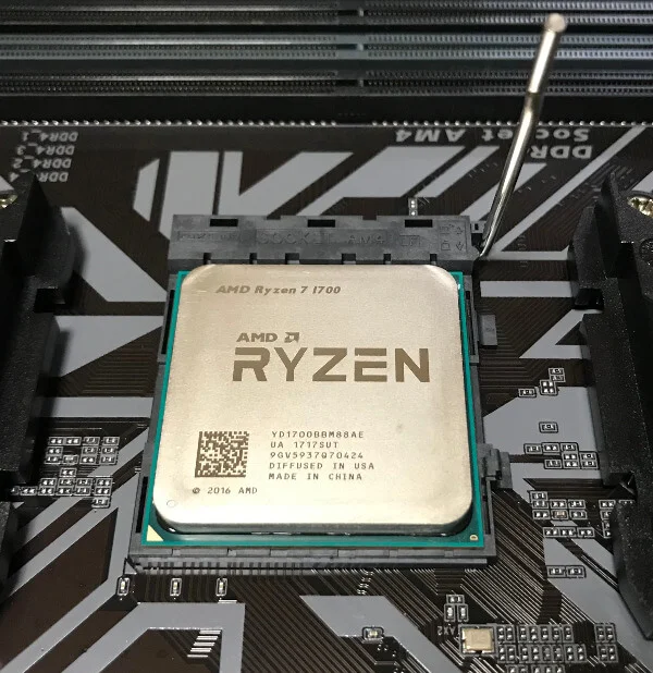 CPUをマザーボードに載せたところ