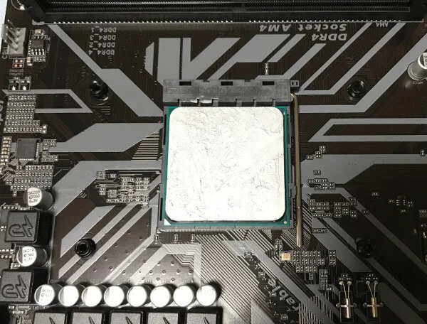 Ryzen7 1700のCPUにグリスを塗ったところ