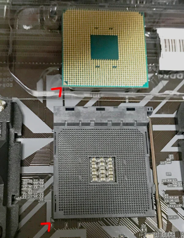 CPUをマザーボードに載せる