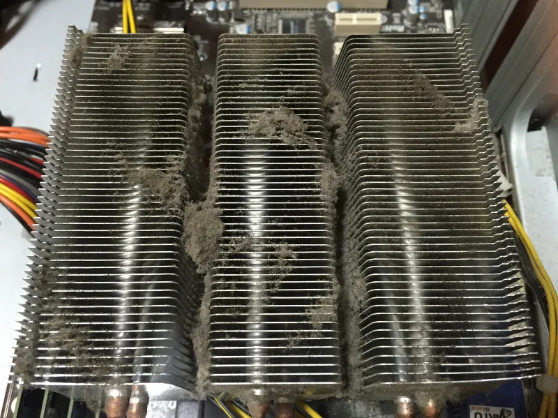 CPUの冷却装置も埃だらけ