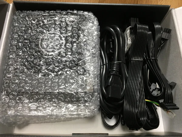 「SST-ST75F-GS」の箱を開けたところ