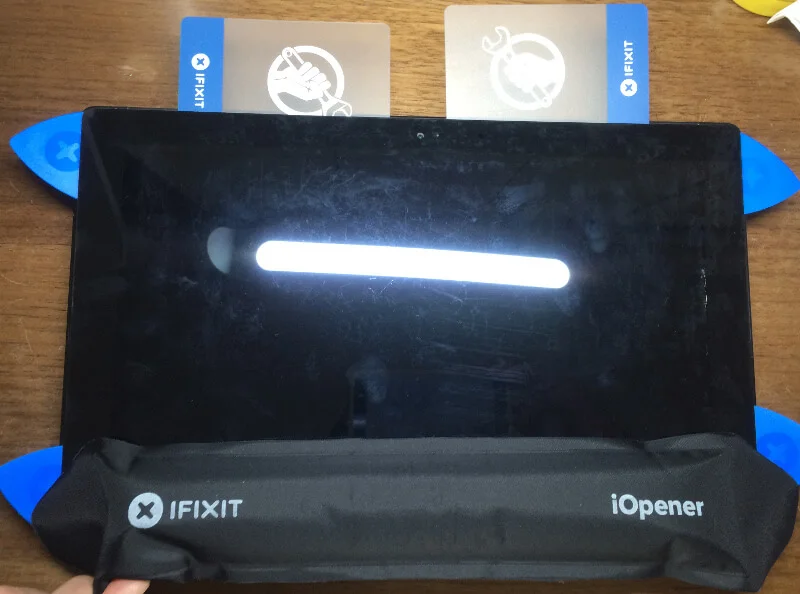 iOpenerでsurface pro2を開けてるところ