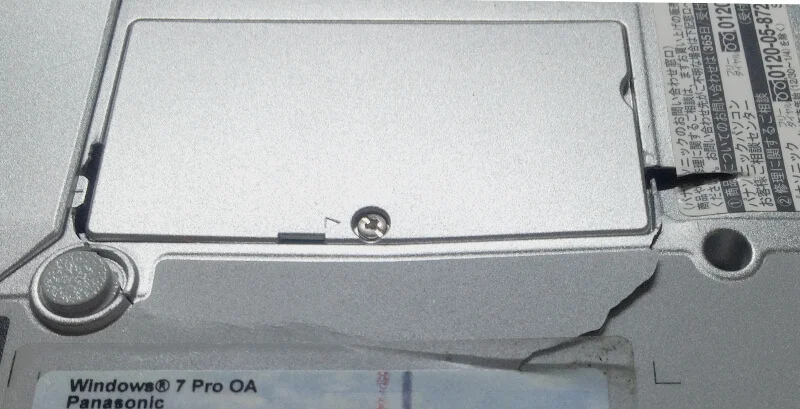 ジャンクのレッツノートCF-S9の底面、メモリのふた周りが大きく破損して穴が開いてる