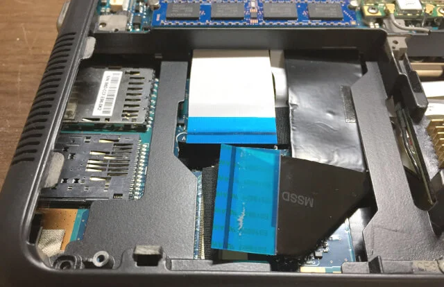 VAIO Sシリーズのトップカバーを開けるためにケーブルを外す