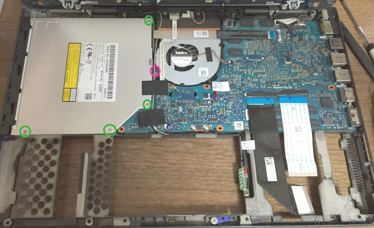 VAIO SシリーズのSVS13A2AJののトップカバーを外したところ