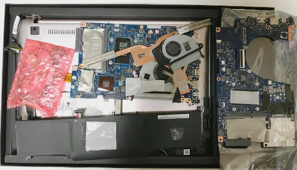 ZENBOOKのUX303Uの箱を開けたところ