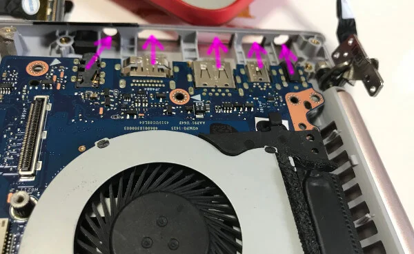 マザーボードをケースにはめるときはコネクタの差込口を合わせるように