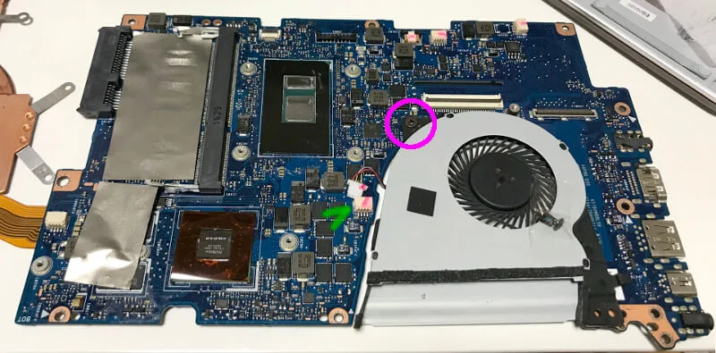 壊れてるマザーボードからファン、コネクタ、メモリを外す