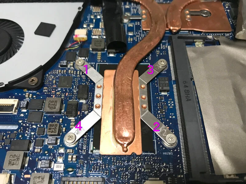 交換用マザーボードにヒートシンクを合わせる