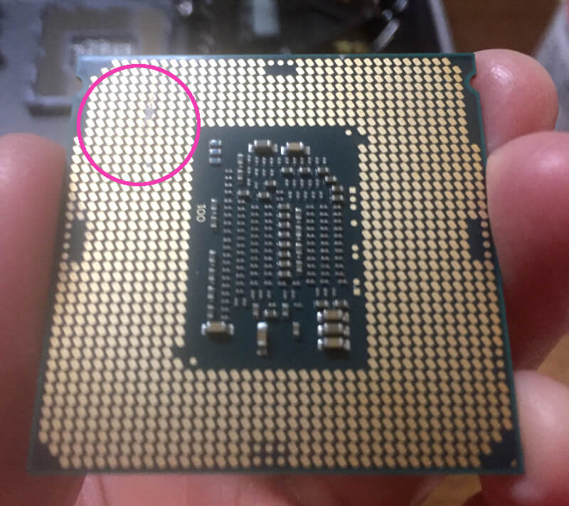 中古CPUでグリスを拭き取ったときの残りのような汚れ